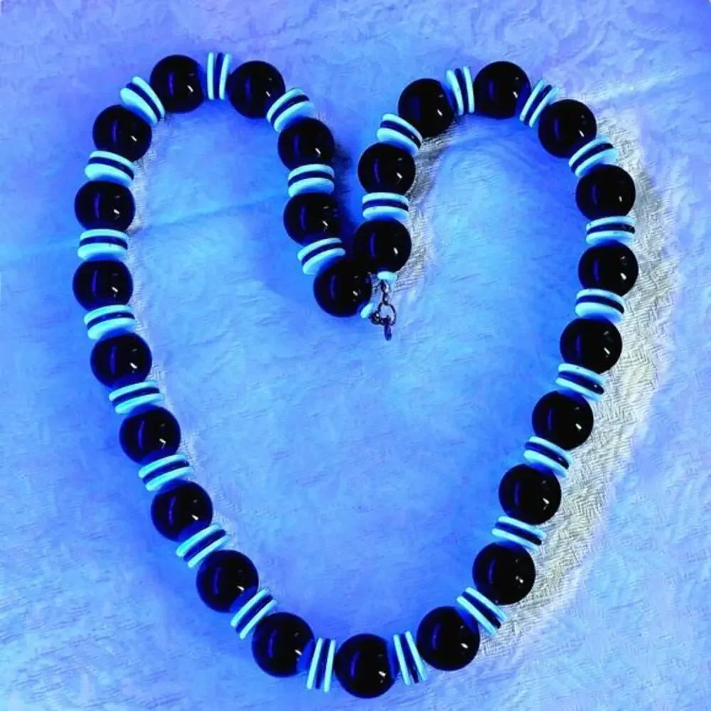 Glows Under Blacklight Vintage 25” Lucite White & Blue Bead Necklace 1980’s